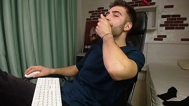 KyloEast Webcam show