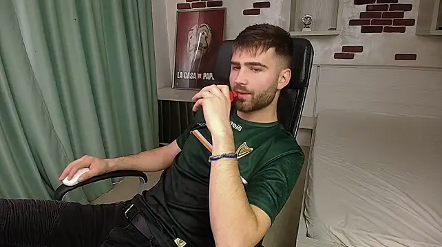 KyloEast Webcam show