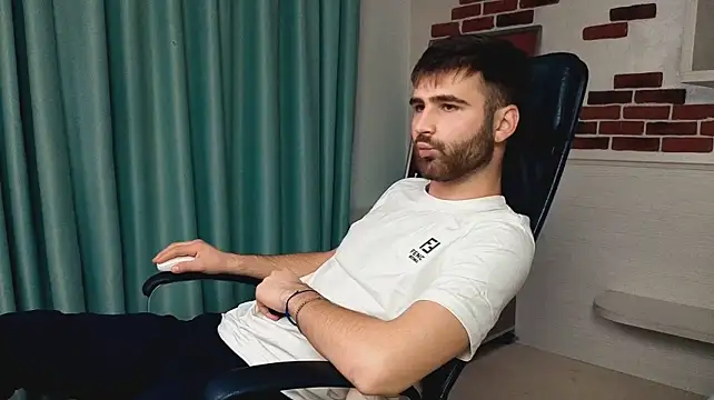 KyloEast Pertunjukan Webcam