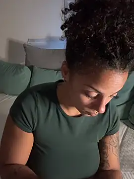 SweetPetiteNoir webcam show