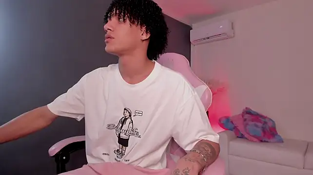 Show modela NoahBull19 na web-kameri