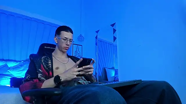 Show modela OliverThompsonJS na web-kameri