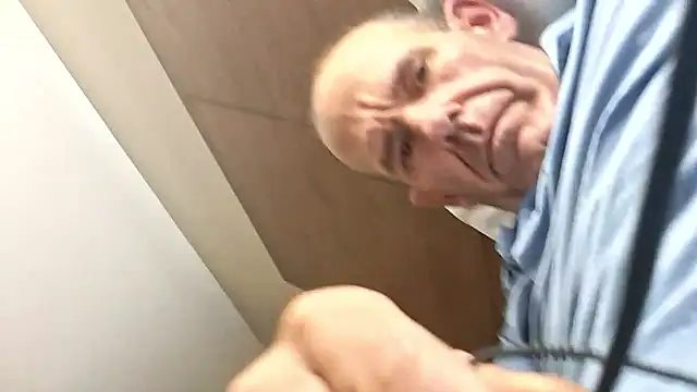 הופעת וובקאם של throbbinghood0