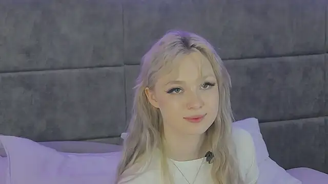 Shy_Barbie: διαδικτυακό σόου στην κάμερα