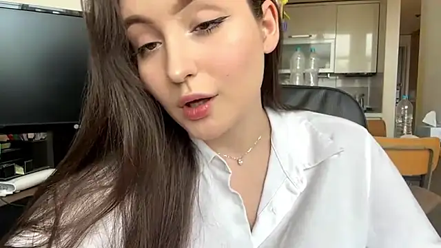 Emilly_Cart Adlı Modelin Canlı XXX Sohbeti