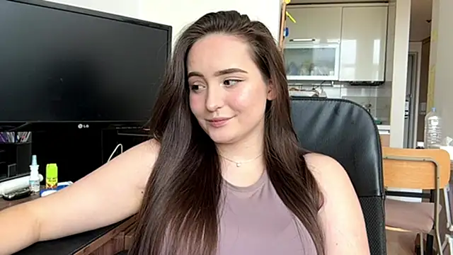 Emilly_Cart Adlı Modelin Canlı XXX Sohbeti