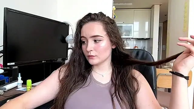 Emilly_Cart Adlı Modelin Canlı XXX Sohbeti