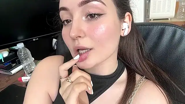 Emilly_Cart Show in webcam