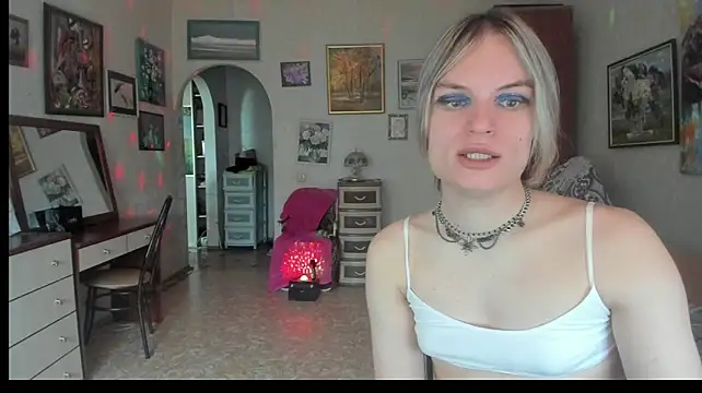 Show modela milliKira006 na web-kameri
