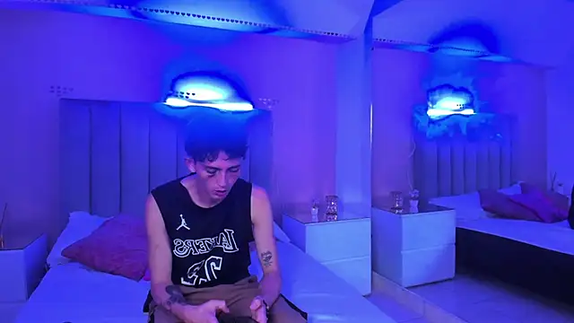 ARIANA_CRI-X: διαδικτυακό σόου στην κάμερα