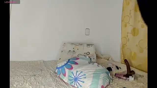 sophi_laraa's Live Chat Room