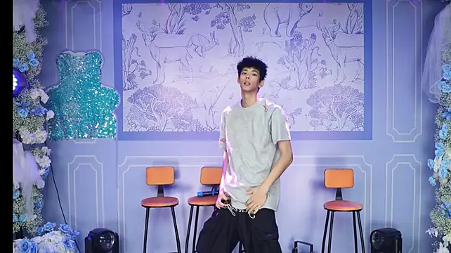 Zouzouboy-001's Webcam Show