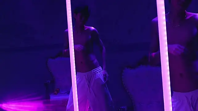 Zouzouboy-001's Webcam Show