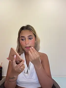 LoisC XXX чат на живо