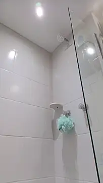 Pertunjukan Kamera Web DanaaCollins
