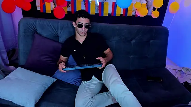 caius_bigcock1 웹캠 쇼