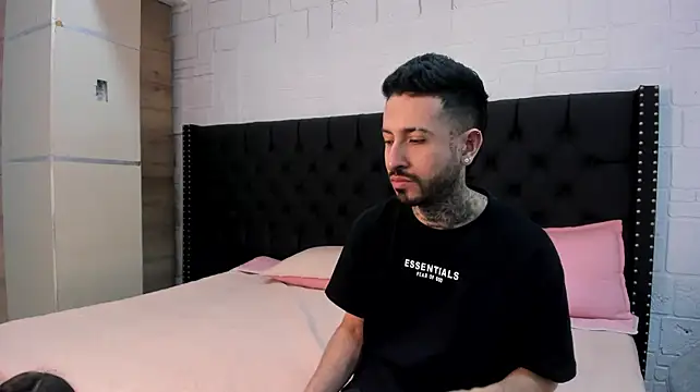 StevenAndLaura Show in webcam