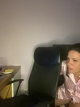 Stherphaniee Adlı Modelin Canlı Sohbet Odası
