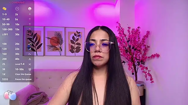 Sara_strawberry Show in webcam