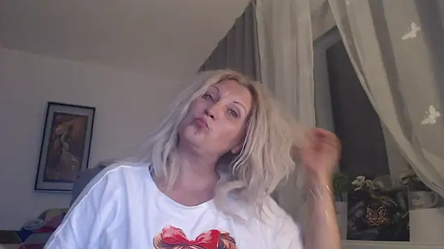 Divineblond Webcam-Show