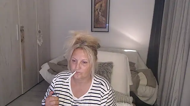 Divineblond's Live XXX Chat