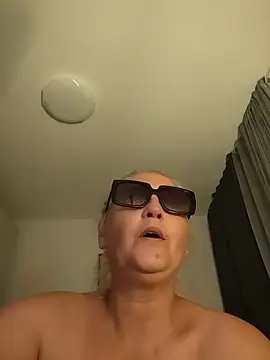 Divineblondn Live XXX chat