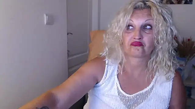 Divineblond élő XXX-chatje