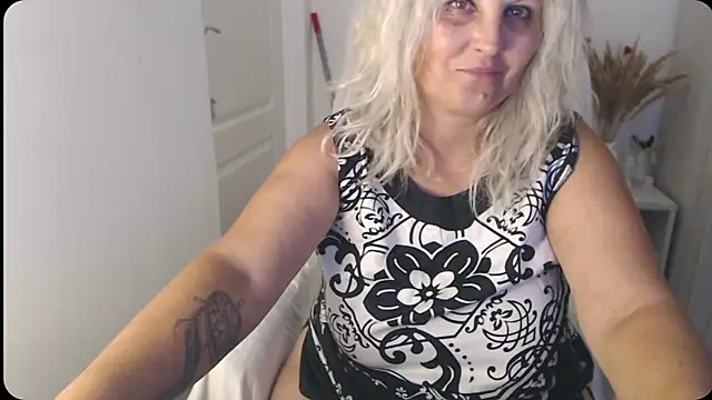 Divineblond Adlı Modelin Canlı XXX Sohbeti