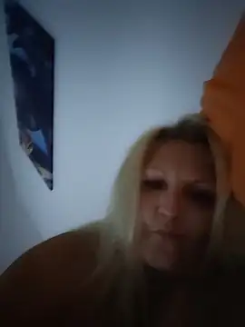 Divineblond Adlı Modelin Canlı XXX Sohbeti