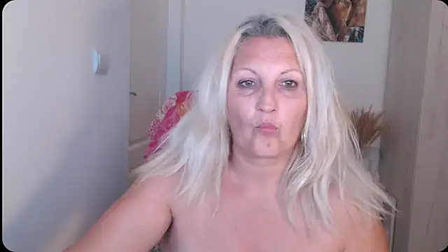 Divineblond Adlı Modelin Canlı XXX Sohbeti