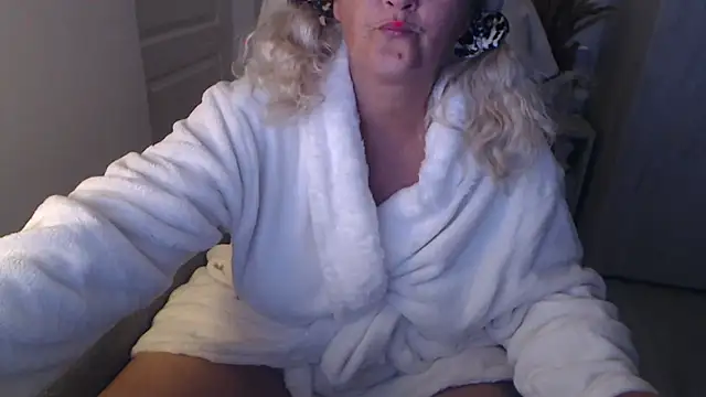 Divineblond Adlı Modelin Canlı XXX Sohbeti