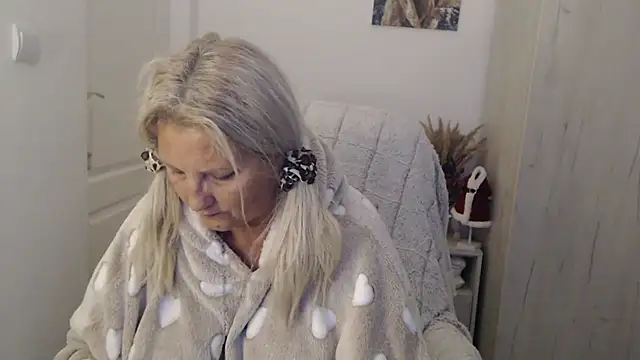 Divineblondn Live XXX chat