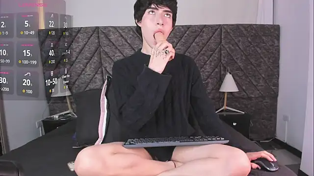 DemonFoxx: διαδικτυακό σόου στην κάμερα