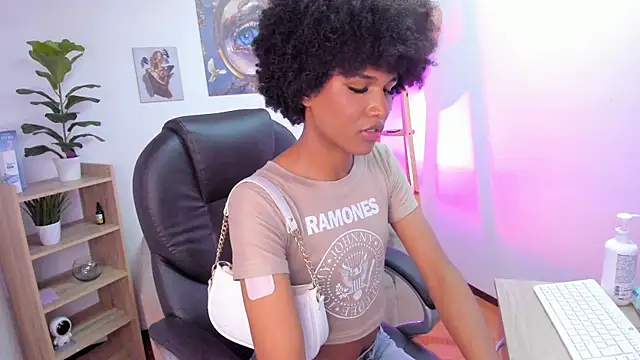 NaomiSaenz_ Pertunjukan Webcam
