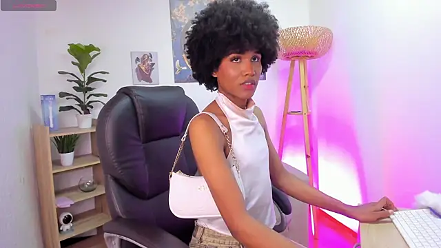 NaomiSaenz_ Pertunjukan Webcam