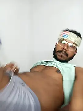 Robin681 Show in webcam