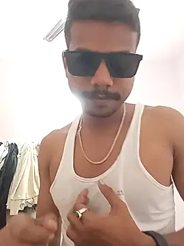 Robin681 Show in webcam