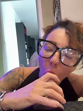 claraxloveuse Show in webcam