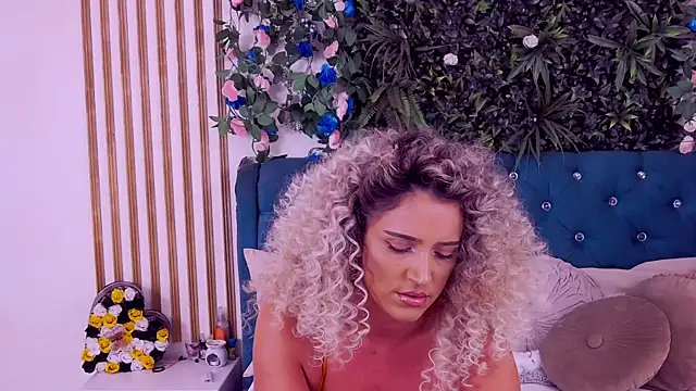 Chatroom XXX en direct de CherryMuse_