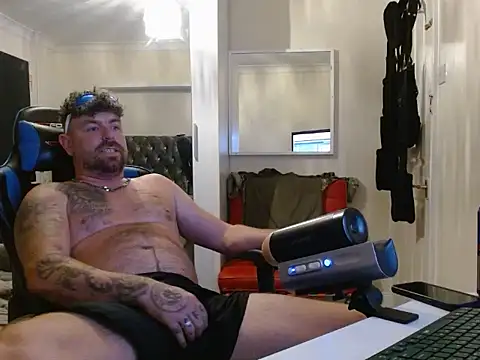 Naughty-man-in-uniform: διαδικτυακό σόου στην κάμερα