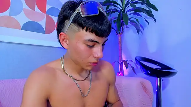 EthanSantori Adlı Modelin Canlı XXX Sohbeti