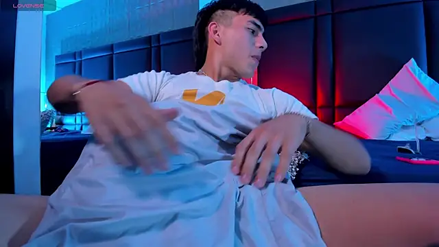 EthanSantori's Live XXX Chat