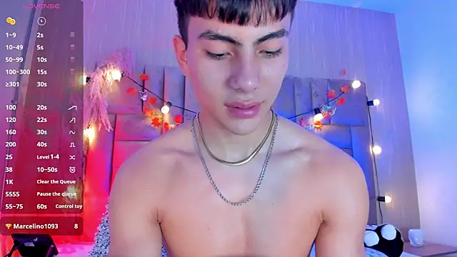 Show modela EthanSantori na web-kameri