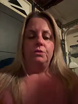 Milfshaker50: διαδικτυακό σόου στην κάμερα