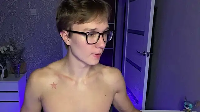yyyyesssbb Show in webcam