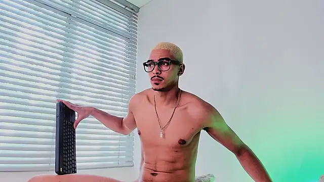 axelstone1 Show Webcam