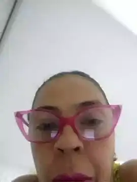 Show modela Ragnia_Duxx na web-kameri
