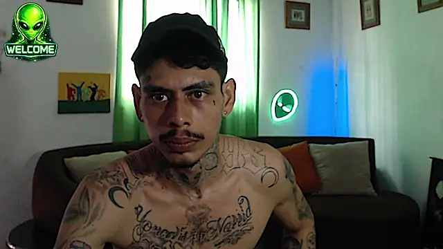 Show modela alpha_zom na web-kameri