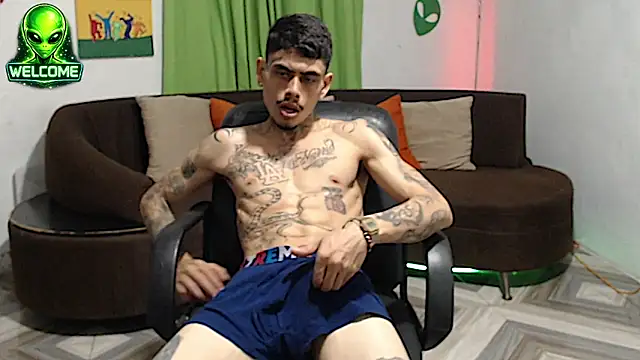 alpha_zom Webcam Show