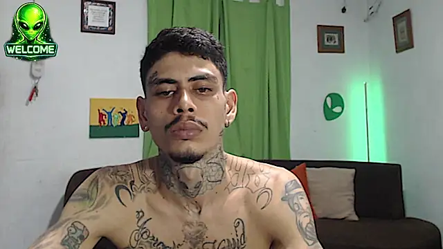 Show modela alpha_zom na web-kameri